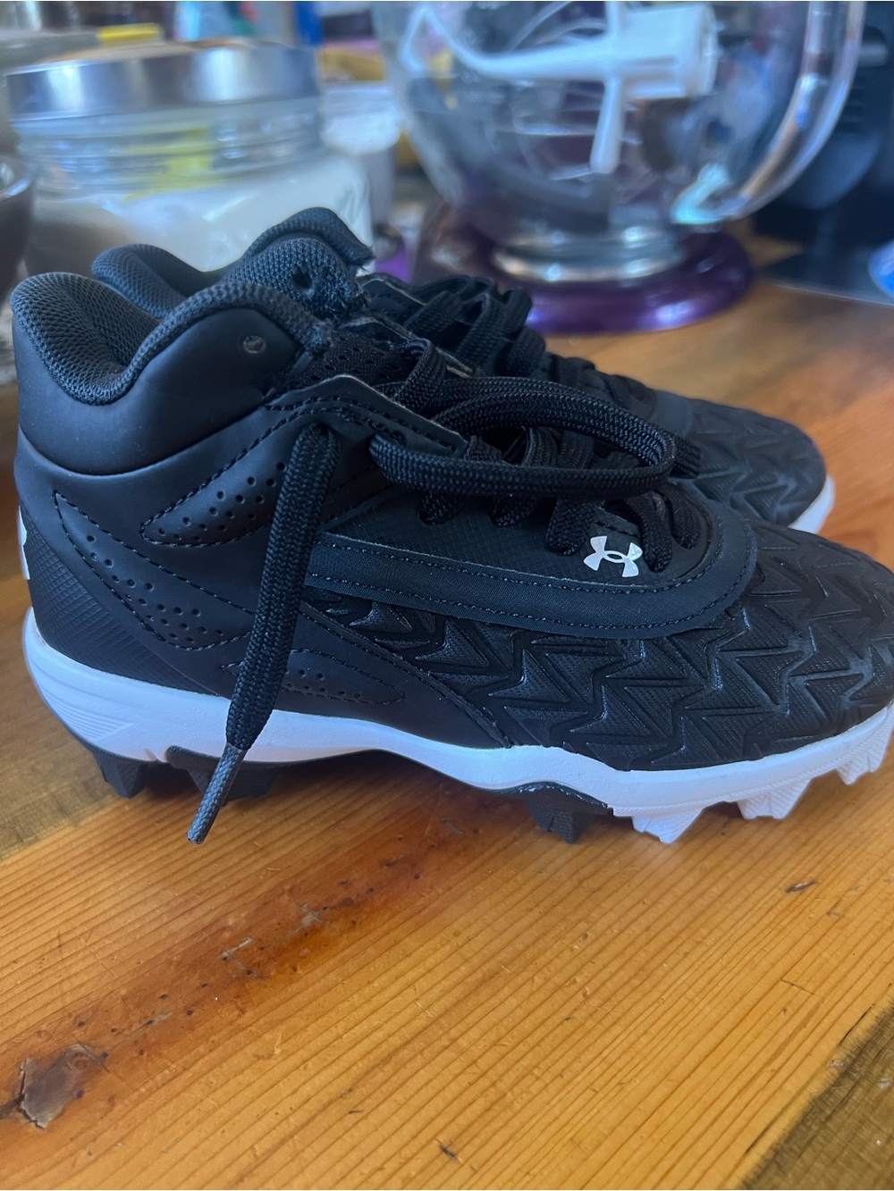 Under Armour Black and White Kids' Turf Sneakers Baseball cleats size 11k